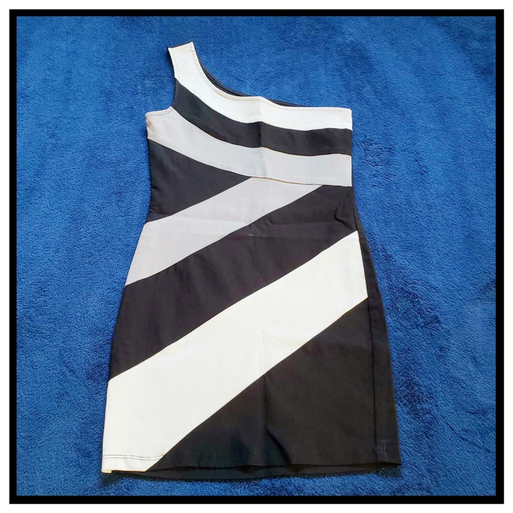 Small, one shoulder, sexy club dress by Must Have